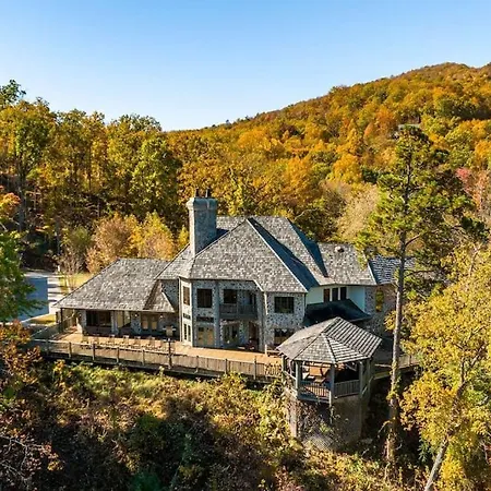 Mountain Bliss: Estate W/ Views~Firepit~Hot Tub~Gburg 5Min~3 Pools Villa